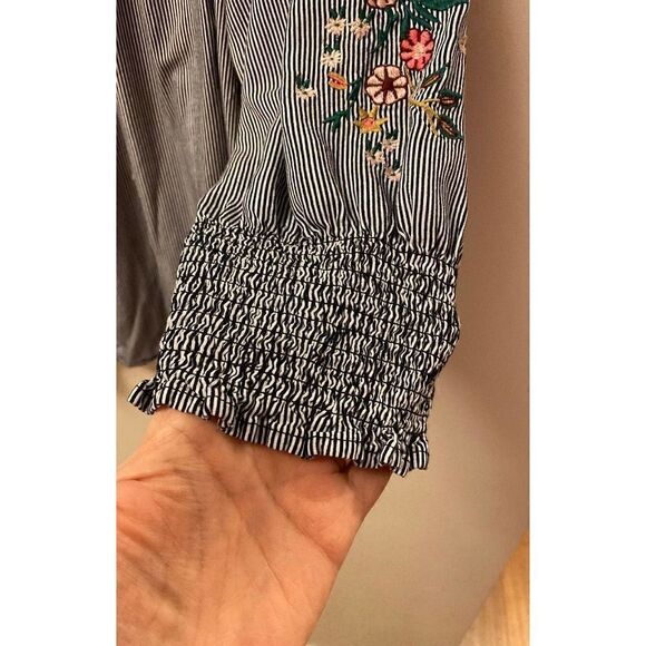 Top with Stripes and Embroidery down the arms - Picture 4 of 6